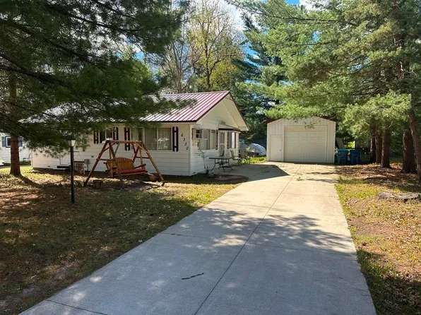 6350 Robin Dr, Harrison, MI 48625