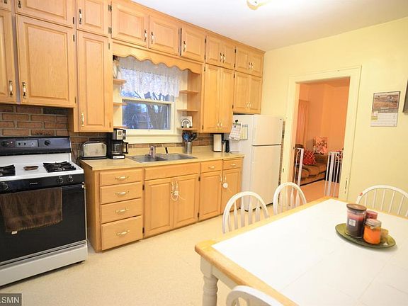 4th image of 211 Elm Ave SE