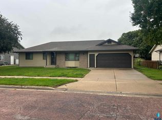811 James Pl, Yankton, SD 57078