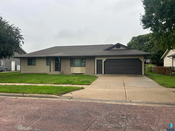 811 James Pl, Yankton, SD 57078