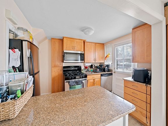 5th image of 326 Lexington St Unit 326