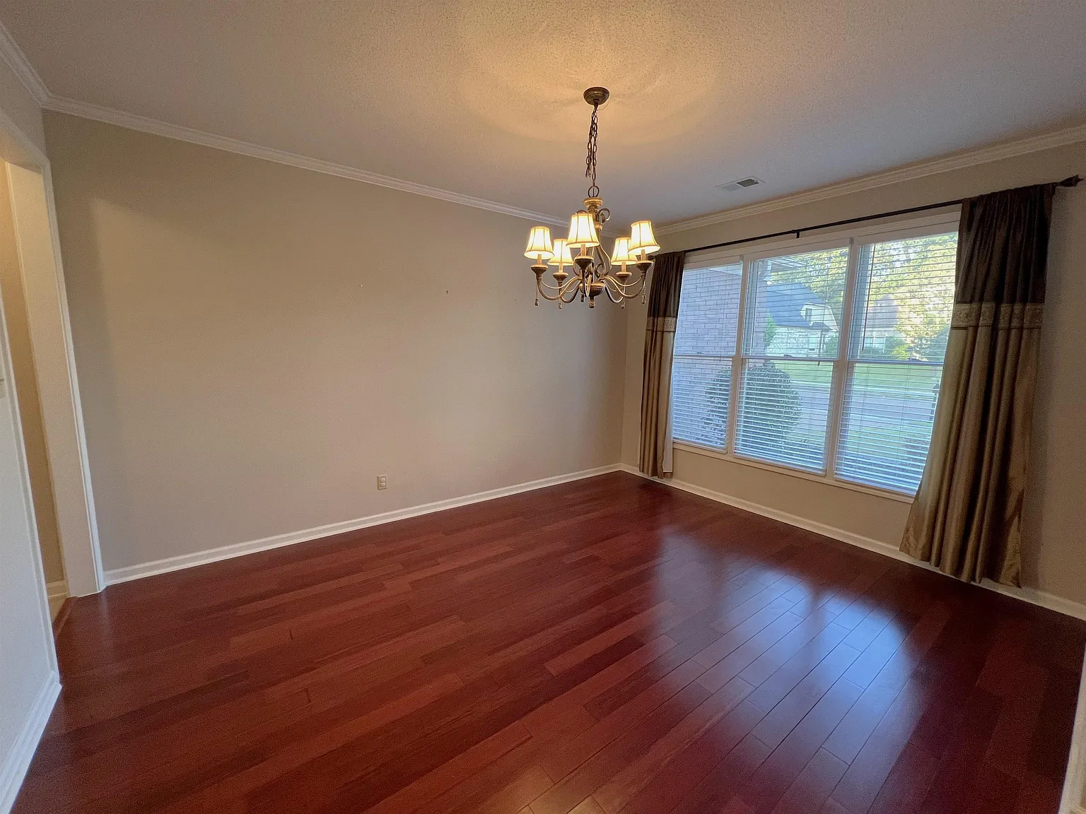 4 bed, 3.5 bath, 3463 sqft, $3,225 — Photo 3