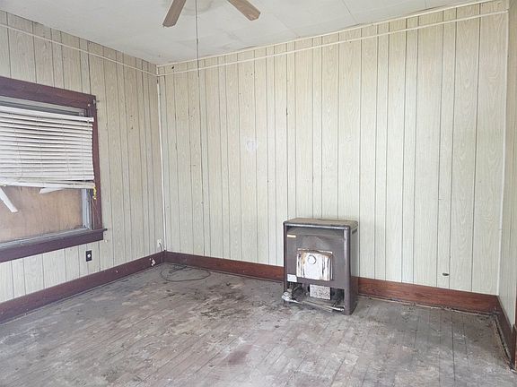 3rd image of 421 E Walnut Ave
