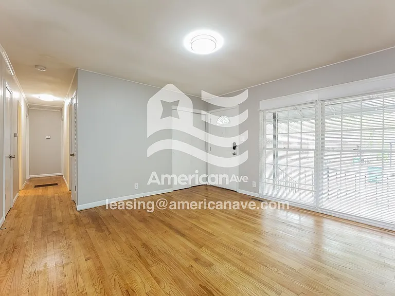 1746699_003_living_room_13685644.jpg