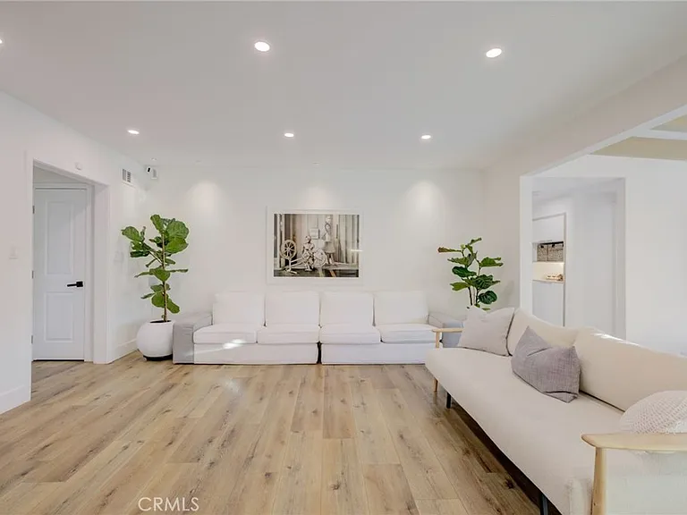 8161 Encino Ave — Photo 29