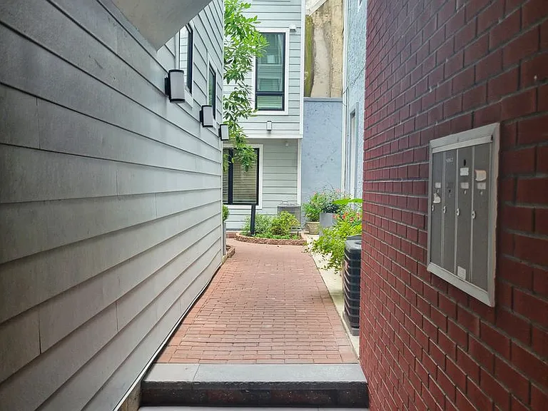 212 Bainbridge St #3 — Photo 2