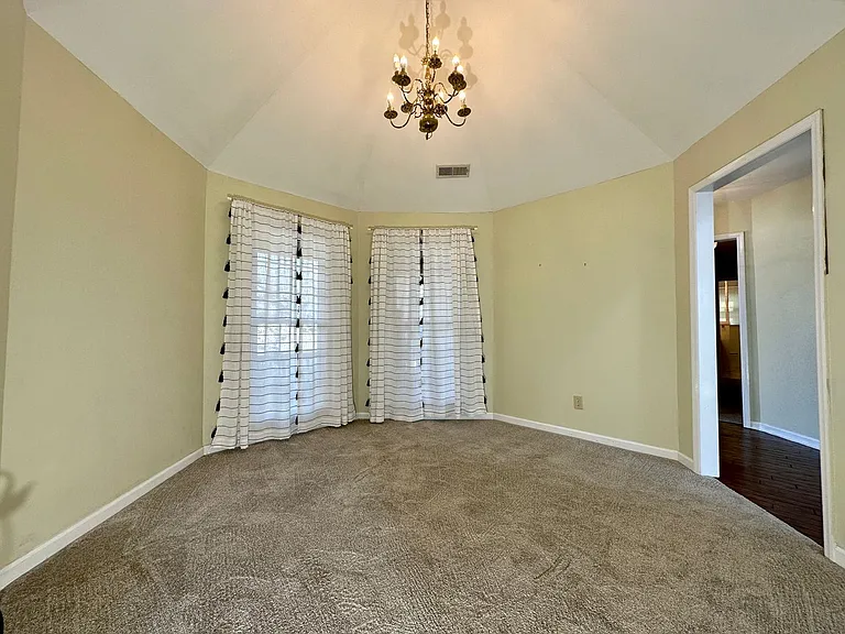141 Victoria Dr — Photo 6