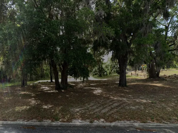 204 Village Dr, Welaka, FL 32193