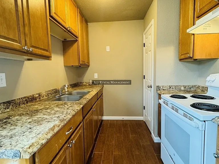 Pine Shadows Duplex Apartments — Photo 7