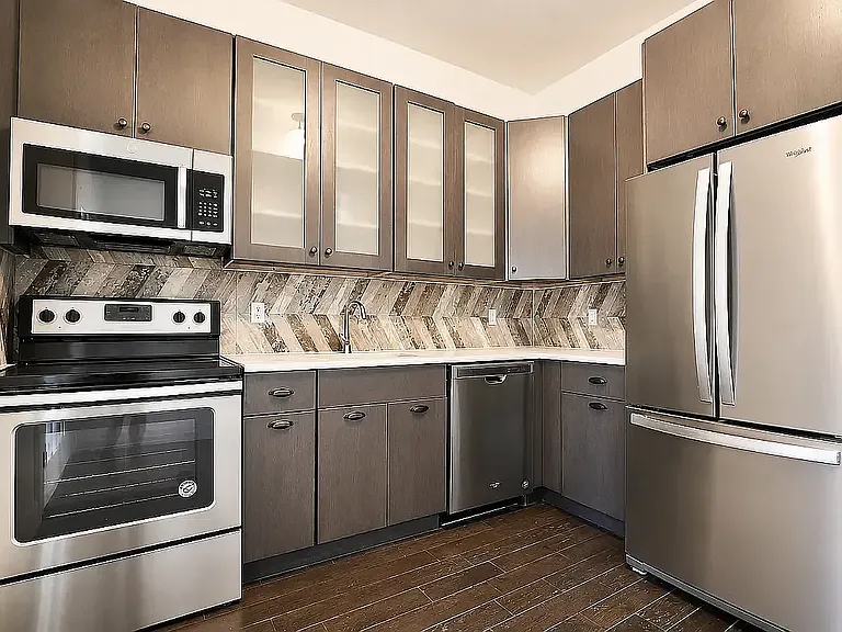1110 Halsey St #6 — Photo 4