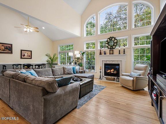 4th image of 11 Vanderbilt Court #2061