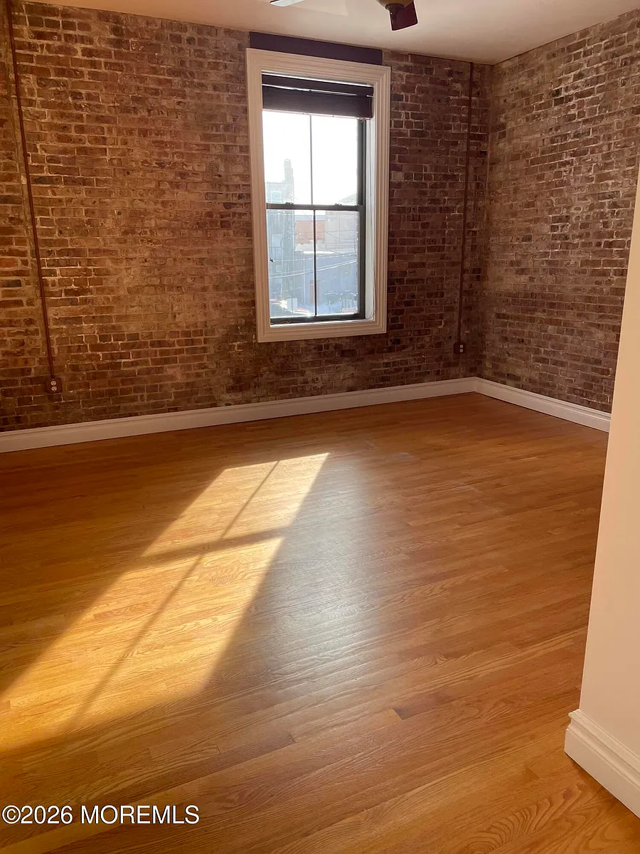 Building Photo - 8 E Front St #204