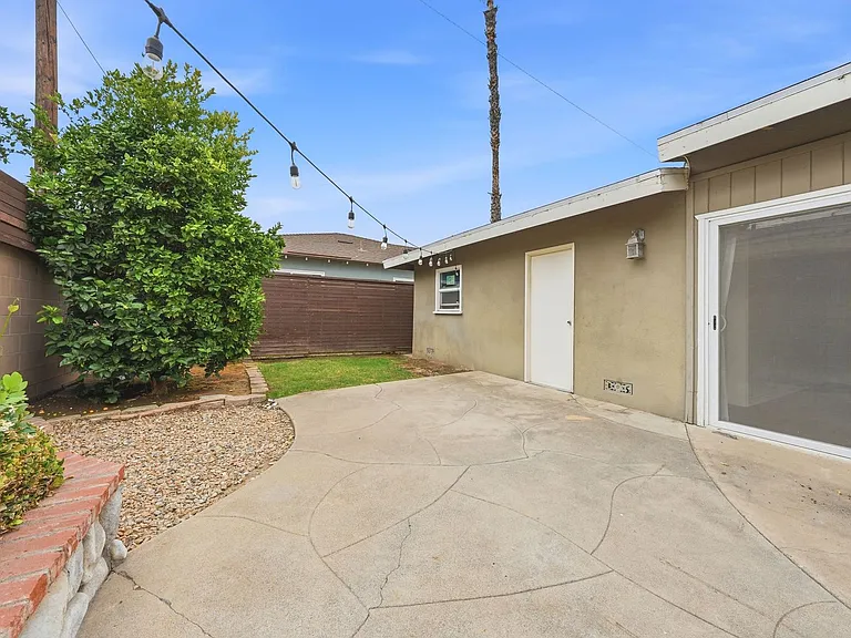345 N Shattuck Pl — Photo 14