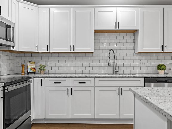 4th image of 4801 Basswood Dr