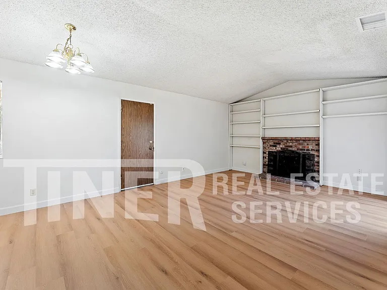 3233 Oriole Way — Photo 2