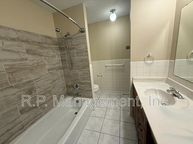 555 Lake Cove Ct — Photo 12