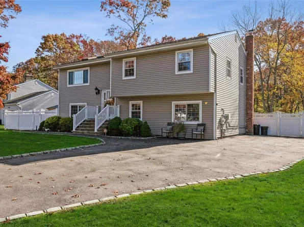 6 Loretta Court, Centereach, NY 11720