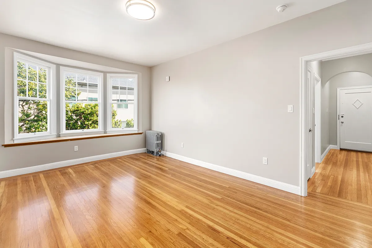 Building Photo - 1595 Greenwich St #20