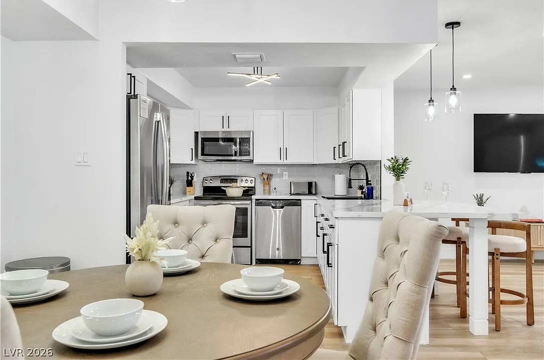 2 bed, 2.0 bath, 1321 sqft, $2,200 — Photo 2