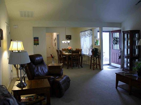 4th image of 104 Saint Andrews Ct