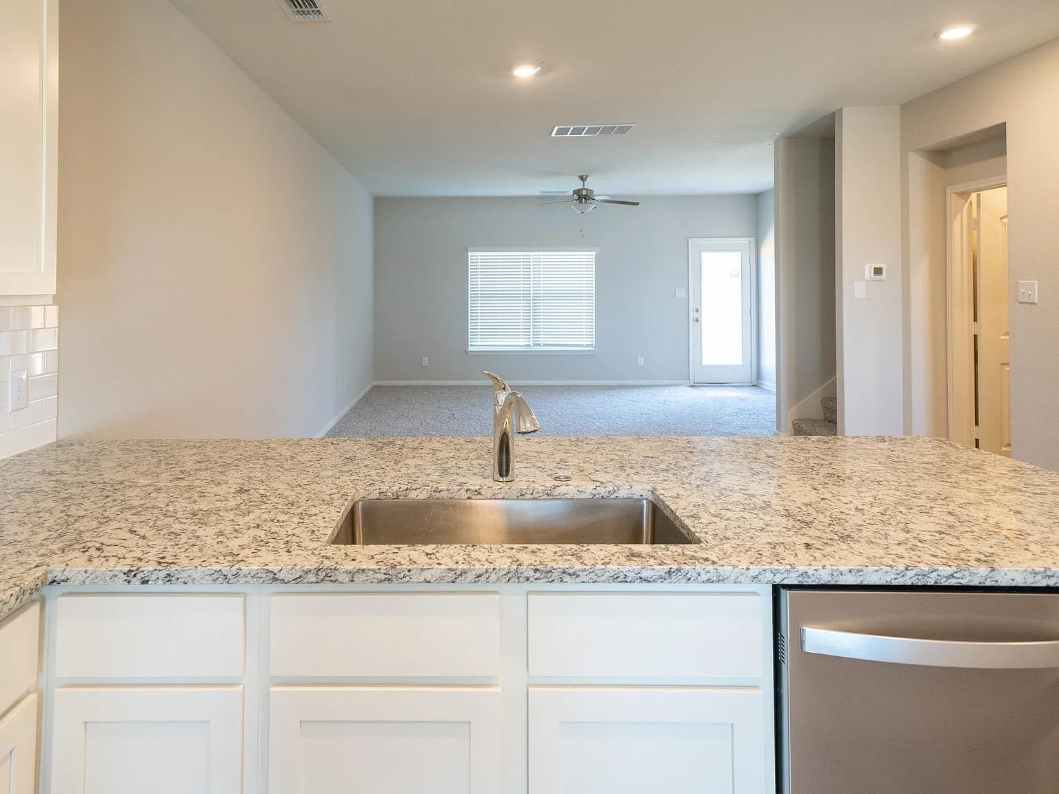5 bed, 2700 sqft, $2,500 — Photo 2