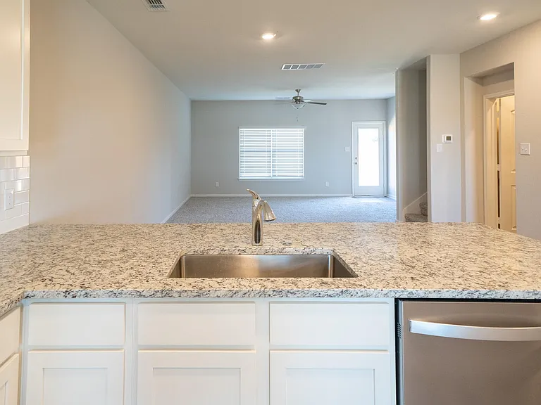 128 Emma Dr — Photo 2