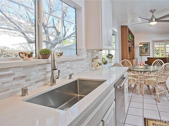 New quartz kitchen counter tops & backsplash