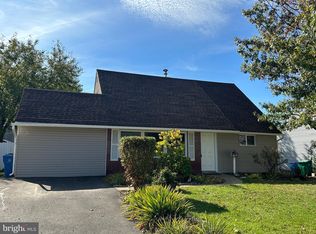 27 Mayflower Rd, Levittown, PA 19056