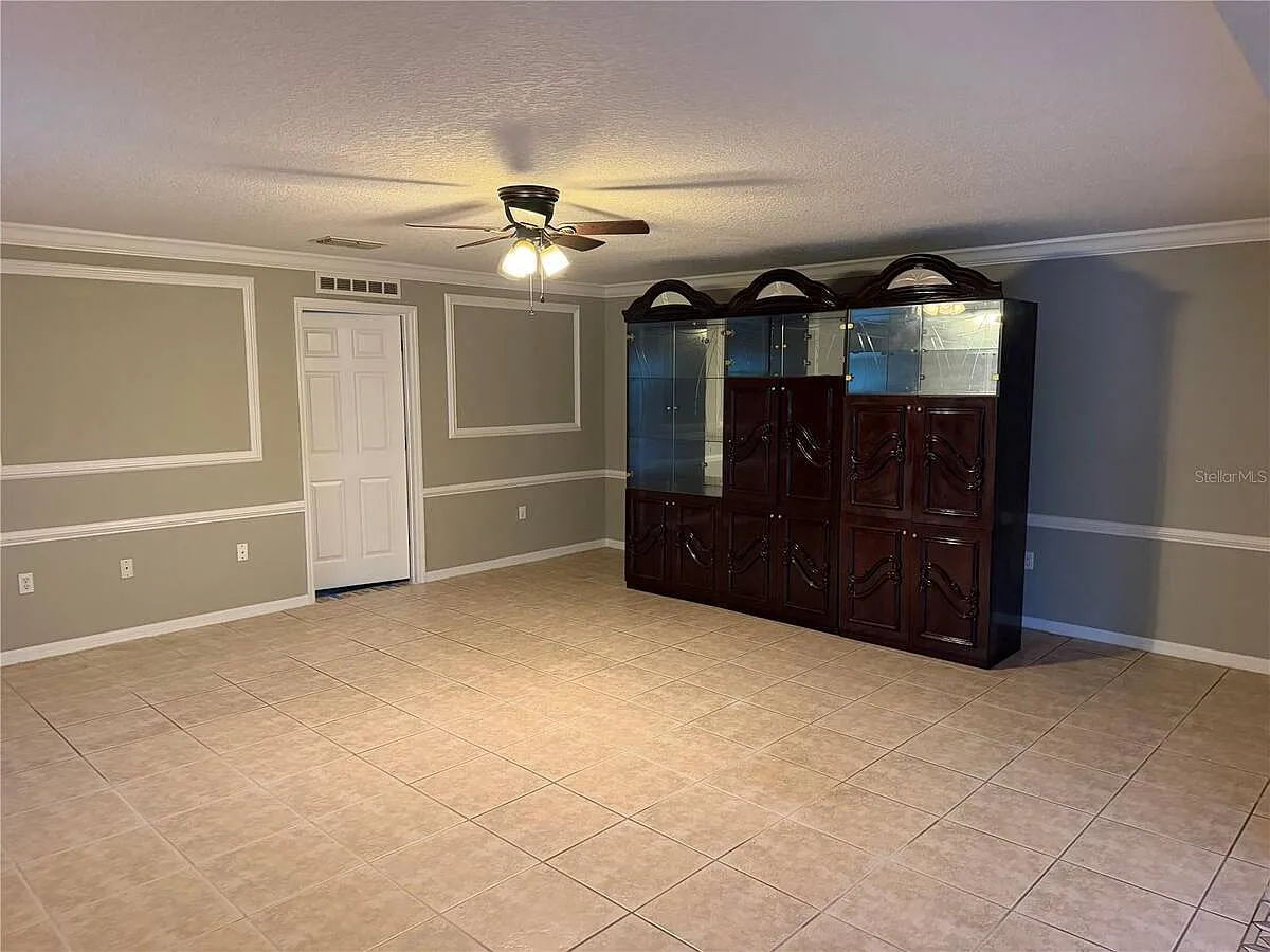 6 bed, 4.5 bath, 3952 sqft, $3,400 — Photo 3