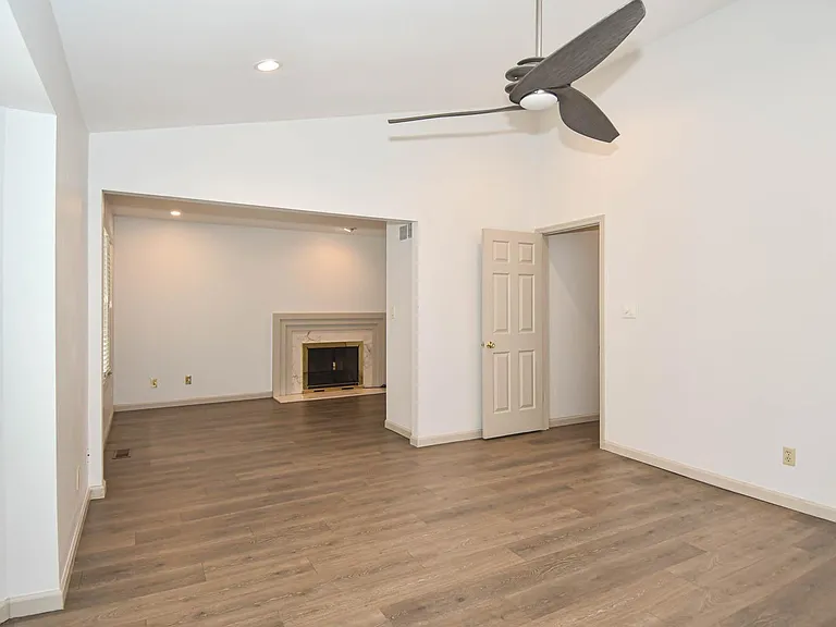 4444 Lindell Blvd #7 — Photo 33
