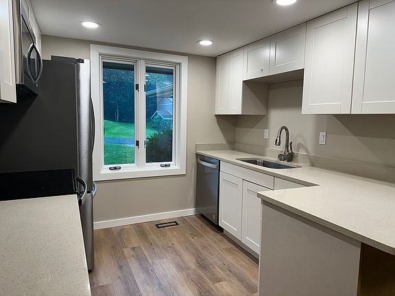 New kitchen- New appliances, cabinets and quartz counters
