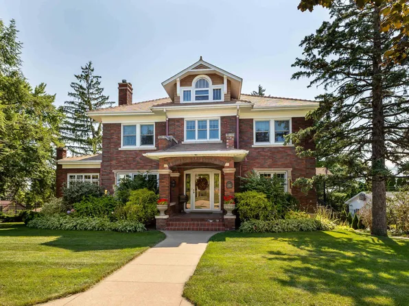 325 S Grandview Ave, Dubuque, IA 52003