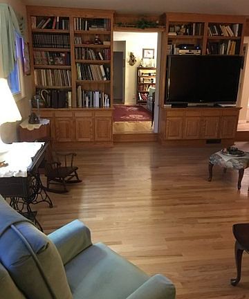 Family Rm w/built-in shelves