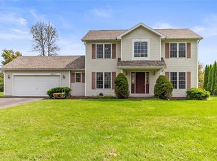 2082 Brookway Cres, Ontario, NY 14519