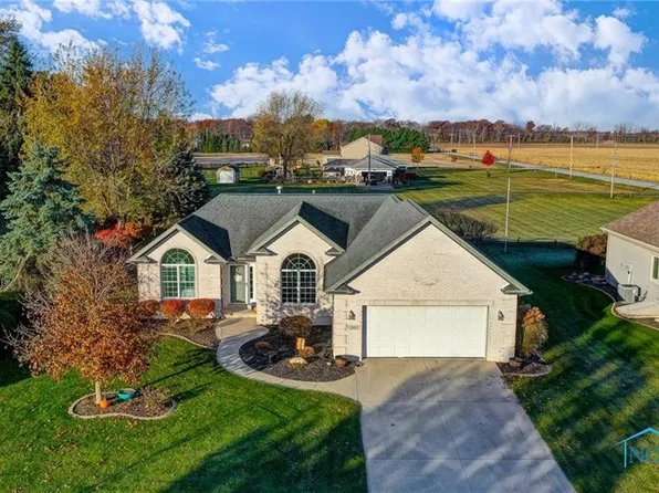 1613 Muirfield Dr, Bowling Green, OH 43402
