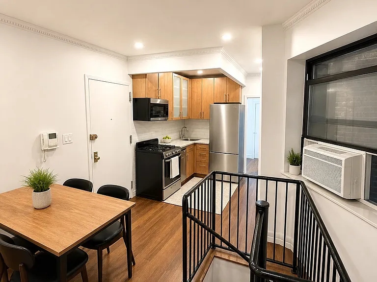 236 W 16th St #1D — Photo 2
