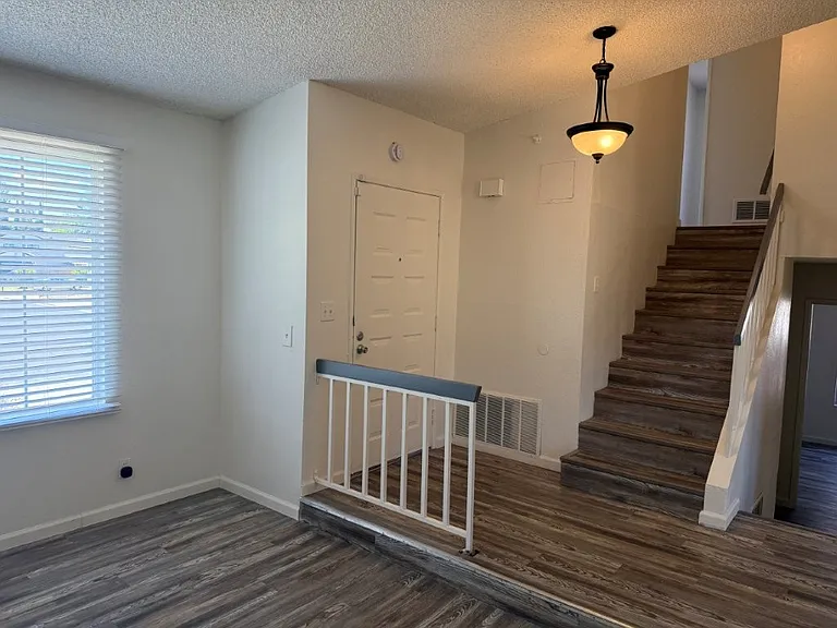131 Glasgow Way — Photo 10