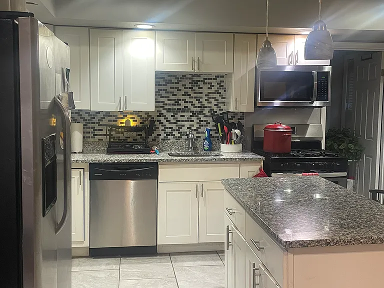 Parkwood Ave — Photo 15