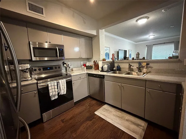 204 E South St #1053 — Photo 10