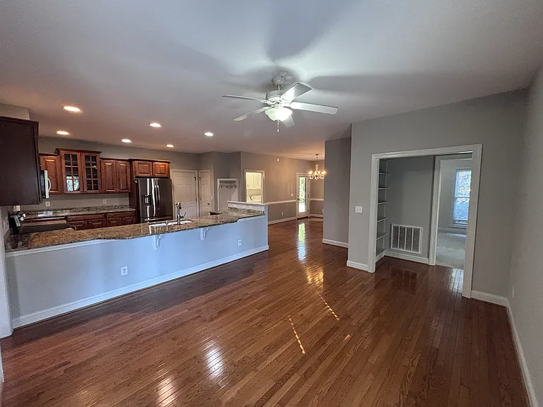 420 Lake Forest Dr SE — Photo 16
