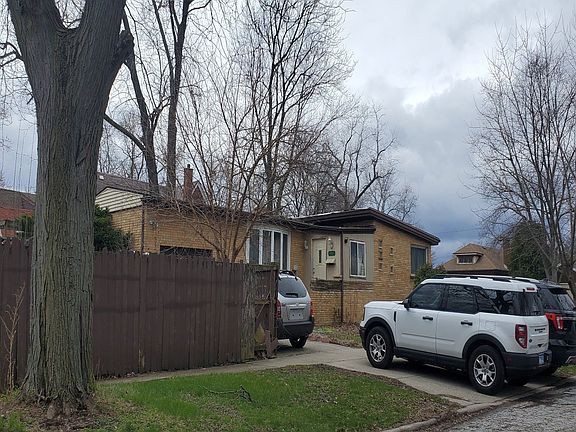 3rd image of 2521 W 120th St