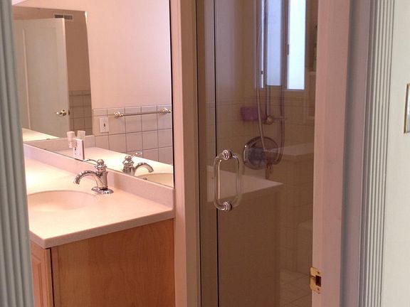 Separate Shower/Tub w Vanity