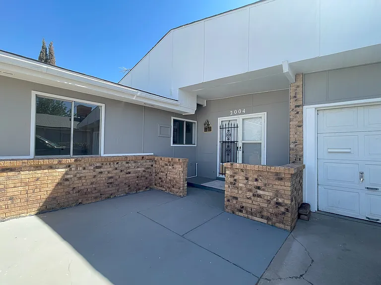 2004 Crescent Dr — Photo 2