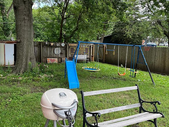 Backyard, fully fenced, shed stays