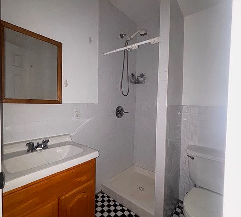4th image of 7 Montague Ter APT 5A