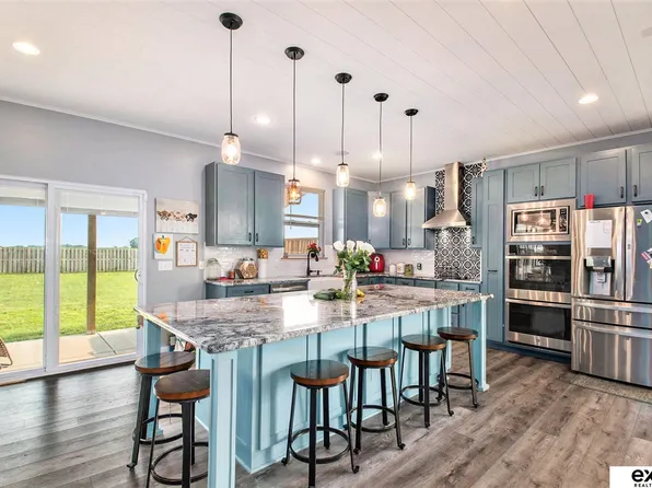 1805 Whitewater Dr, Papillion, NE 68046