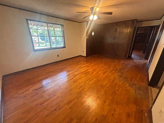 4th image of 111 Alene Ln