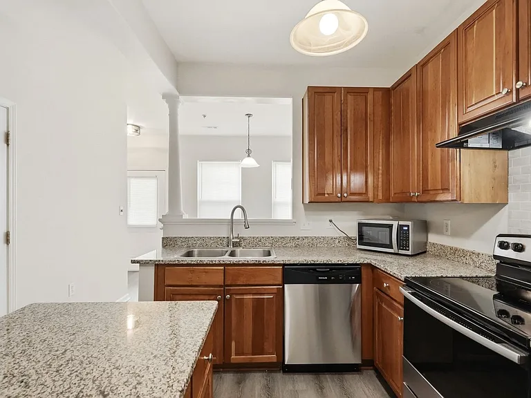 614 E 9th St — Photo 32