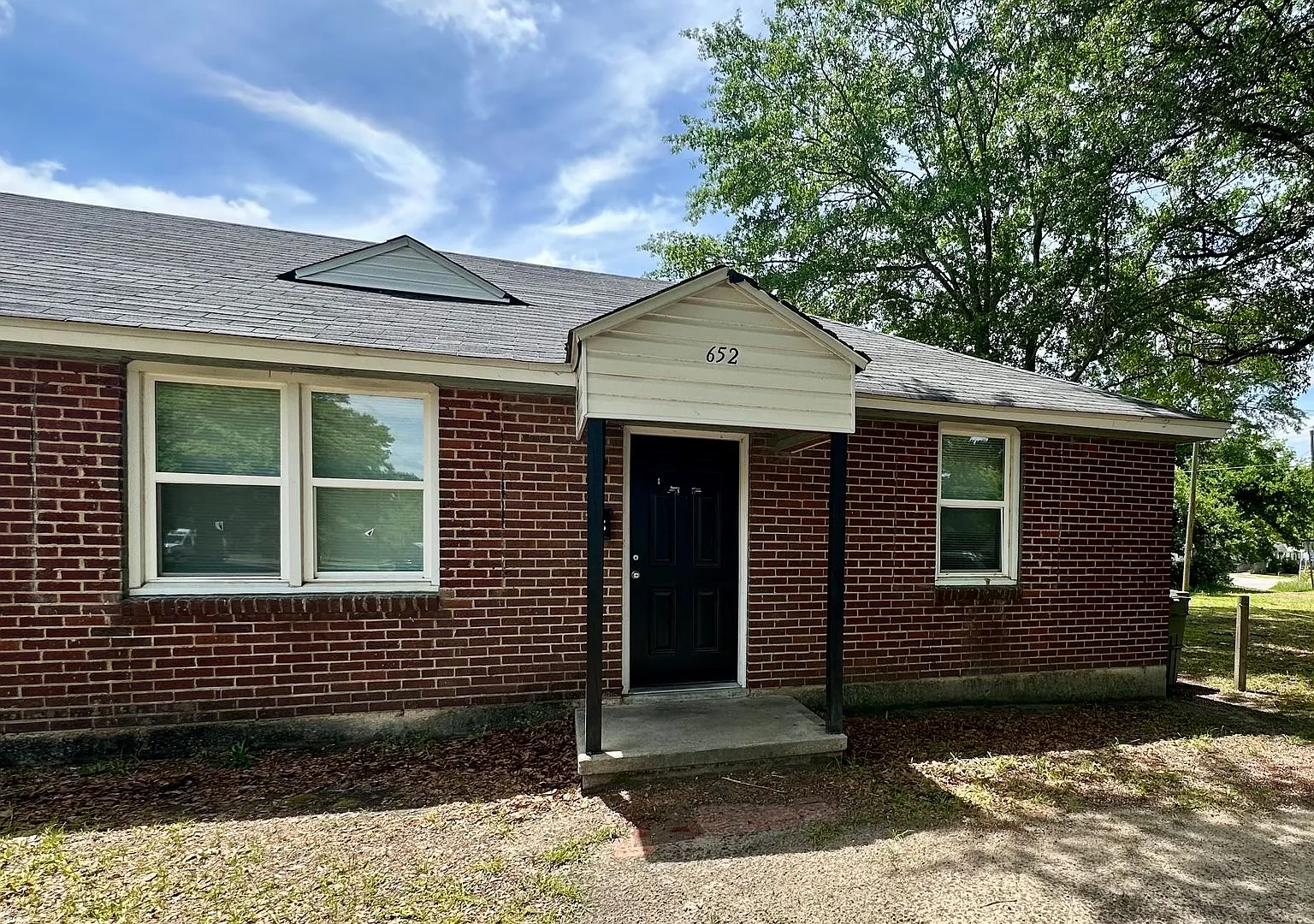 652 B — Photo 1