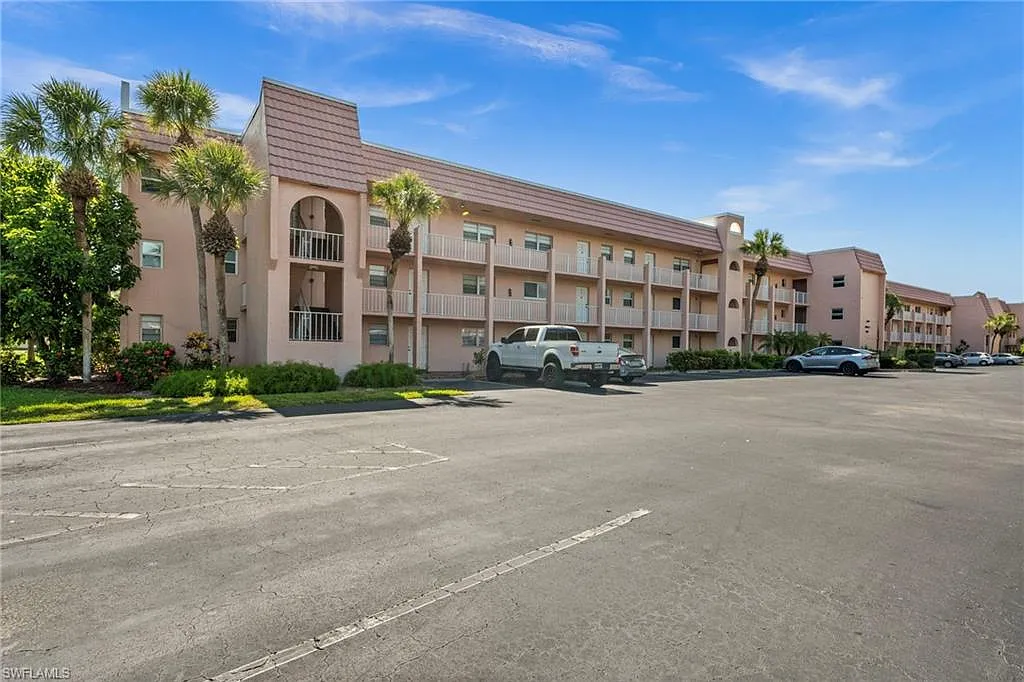 1 bed, 1.0 bath, 638 sqft, $1,900 — Photo 2